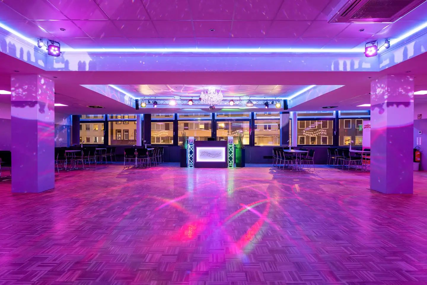 Festlicher Ballsaal mit Kronleuchter im Eventhaus Braunschweig der Tanzschule Hoffmann