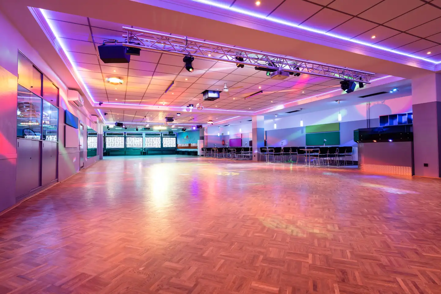 Große Tanzfläche im Ballsaal der Eventlocation Braunschweig